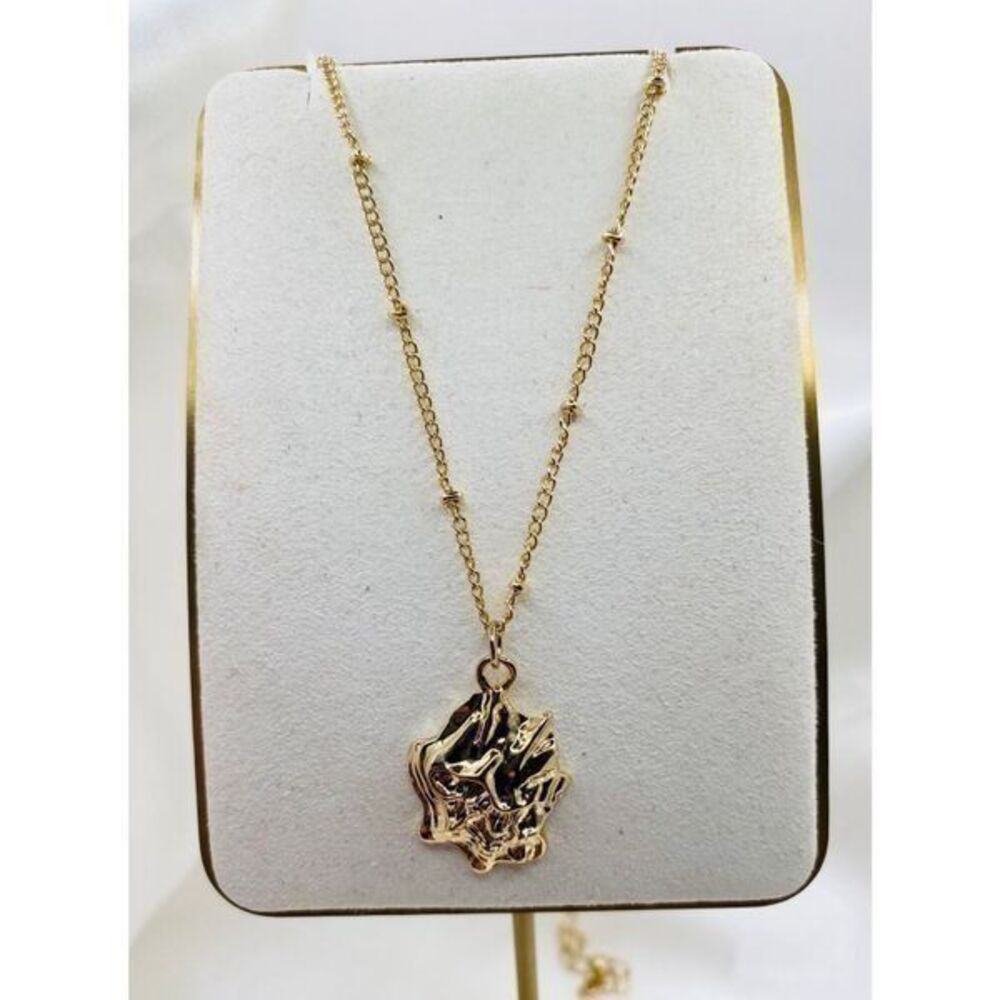 Gold toned dainty women’s chain with pendant
